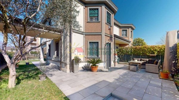 casa indipendente in vendita a Segrate