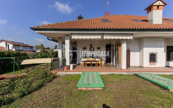 casa indipendente in vendita a Segrate in zona Redecesio