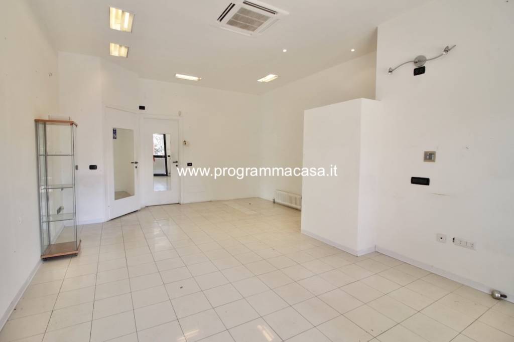 negozio in vendita a Segrate in zona Redecesio