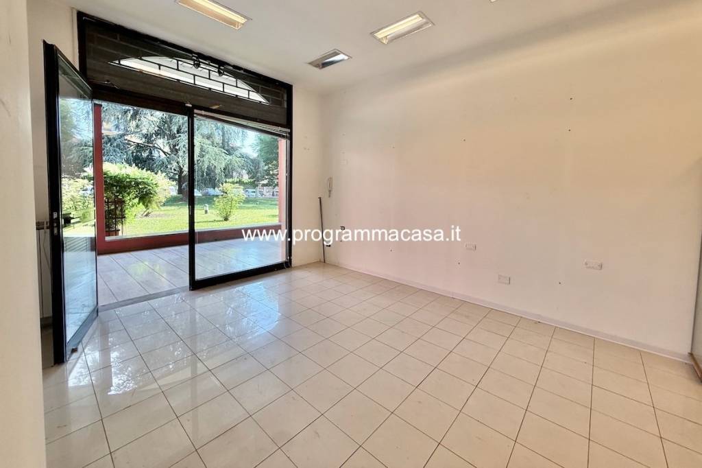 negozio in vendita a Segrate in zona Redecesio