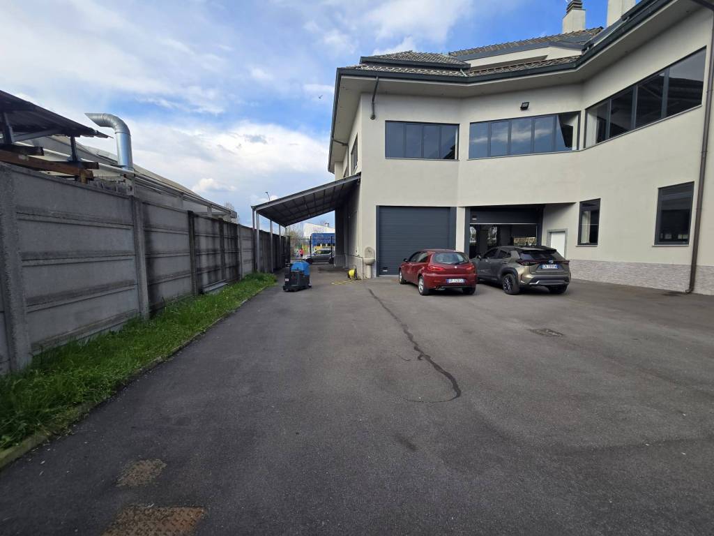 intera palazzina in vendita a Segrate in zona Novegro