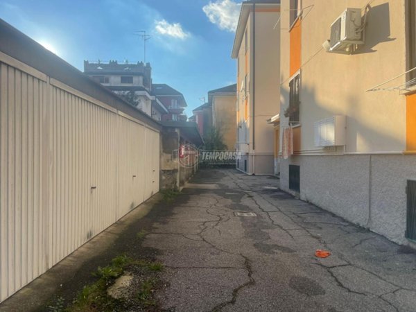 negozio in vendita a Segrate in zona Redecesio