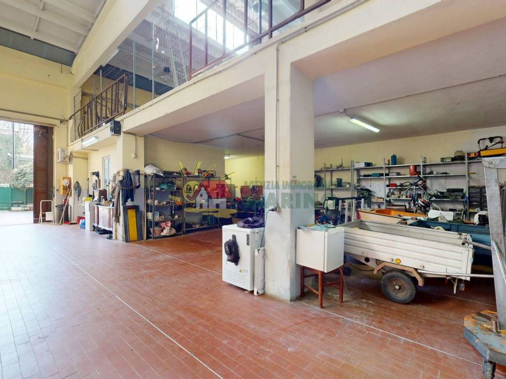 locale commerciale in vendita a Segrate