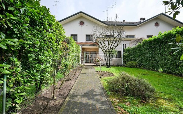 casa indipendente in vendita a Segrate