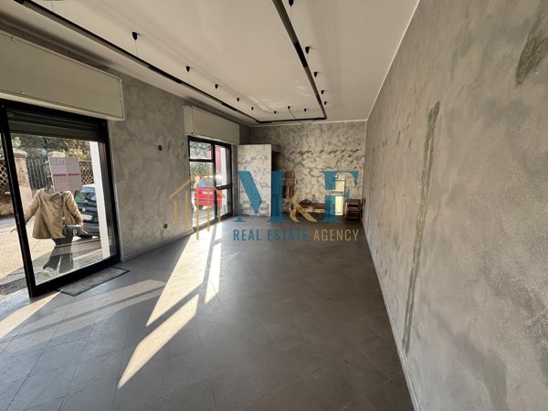 locale commerciale in vendita a Segrate in zona Redecesio