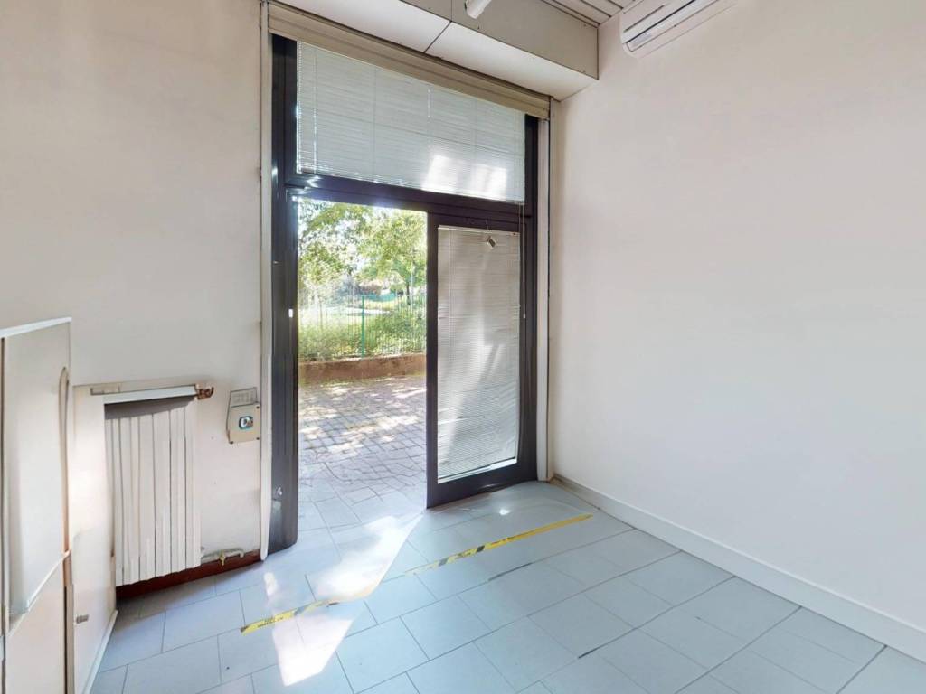 locale commerciale in vendita a Segrate
