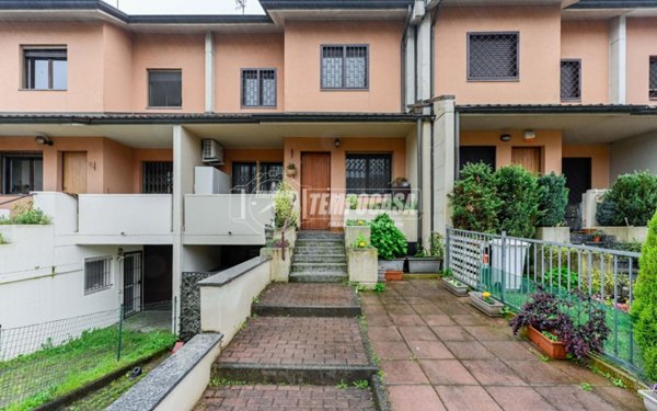 casa indipendente in vendita a Segrate in zona Redecesio
