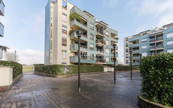 appartamento in vendita a Segrate in zona Redecesio