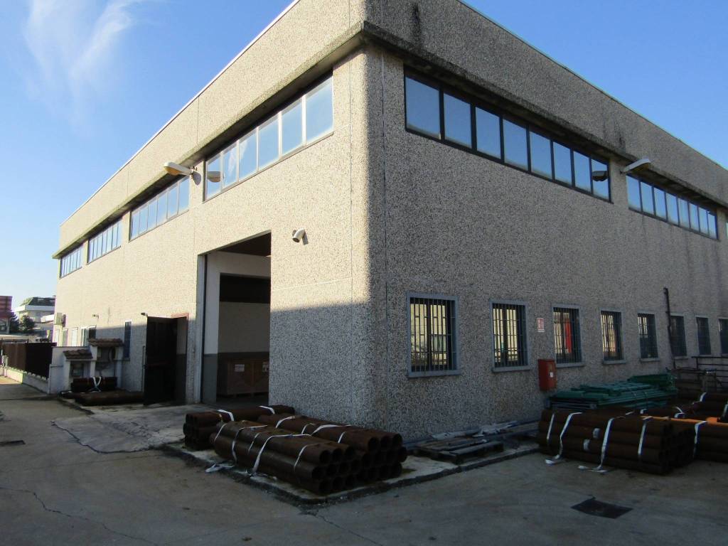 locale commerciale in vendita a Segrate
