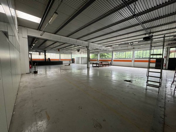 locale commerciale in vendita a Segrate in zona Redecesio