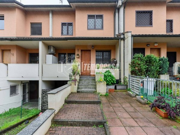 casa indipendente in vendita a Segrate in zona Redecesio
