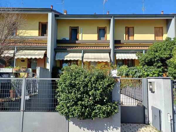 casa indipendente in vendita a Segrate in zona Redecesio