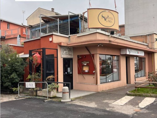 negozio in vendita a Segrate in zona Novegro