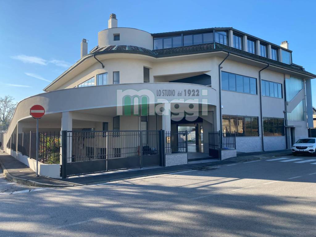 negozio in vendita a Segrate in zona Novegro
