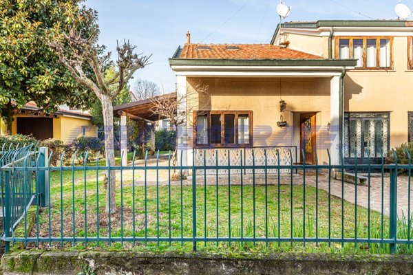 casa indipendente in vendita a Segrate