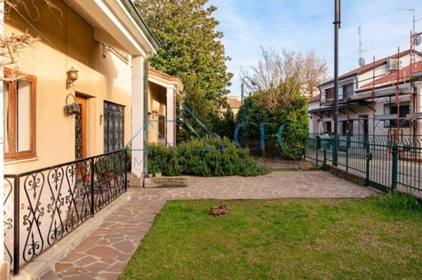 casa indipendente in vendita a Segrate