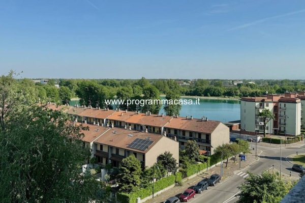 appartamento in vendita a Segrate in zona Redecesio