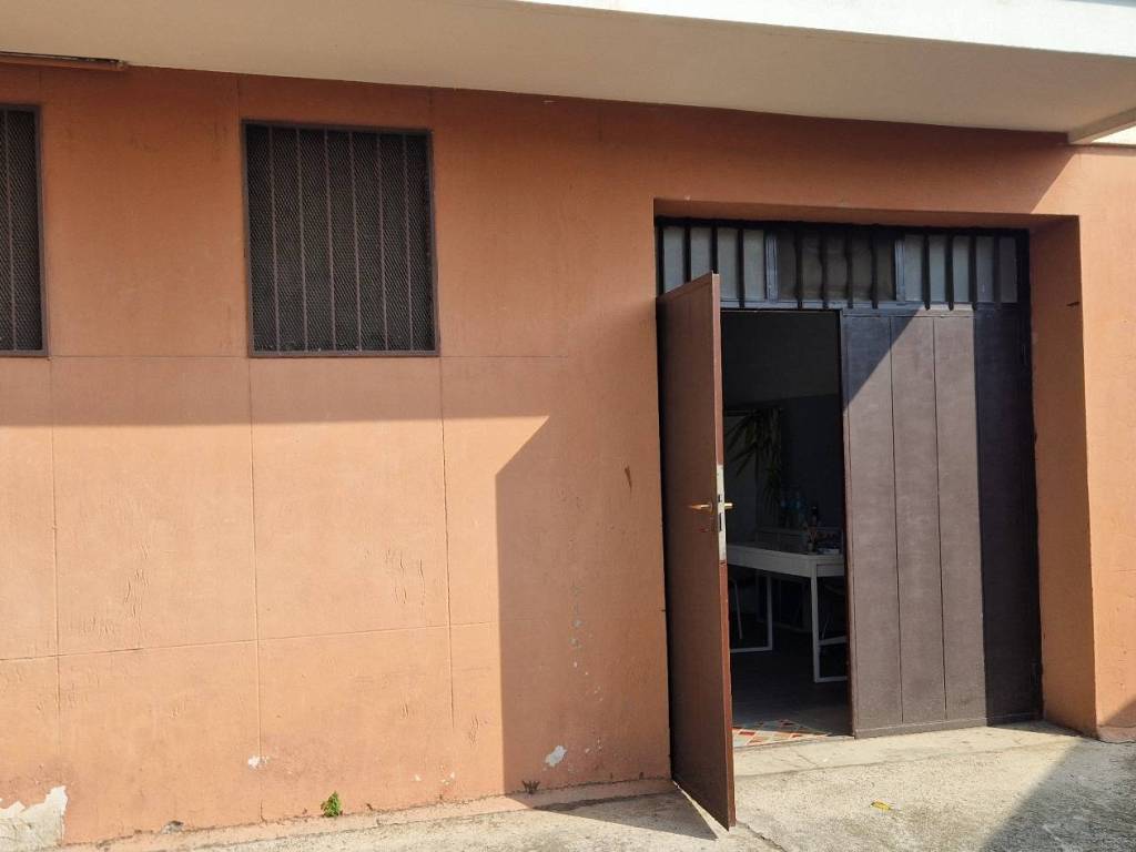 locale commerciale in vendita a Segrate in zona Redecesio
