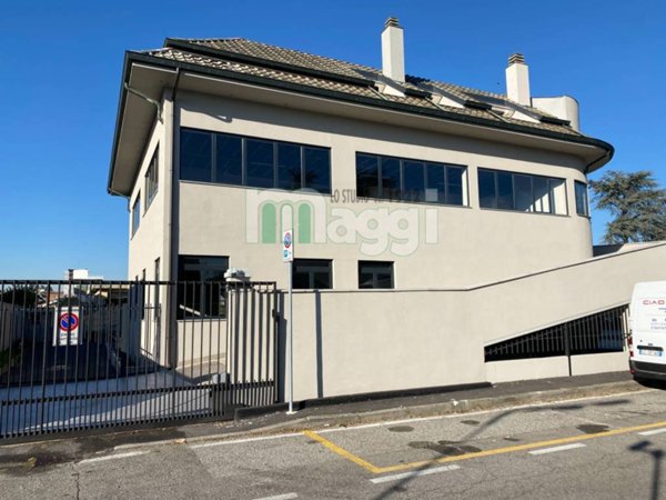 negozio in vendita a Segrate in zona Novegro