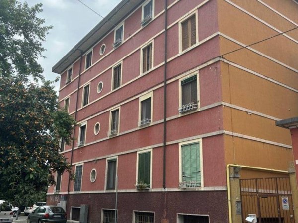 locale commerciale in vendita a Segrate in zona Redecesio