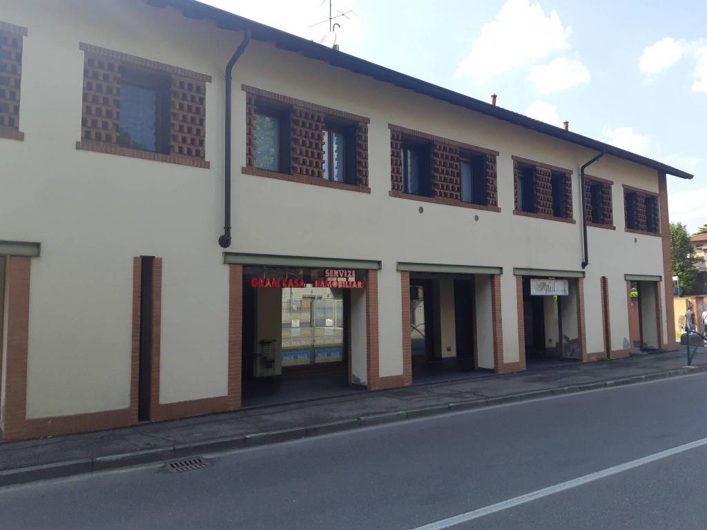 negozio in vendita a Segrate in zona Redecesio