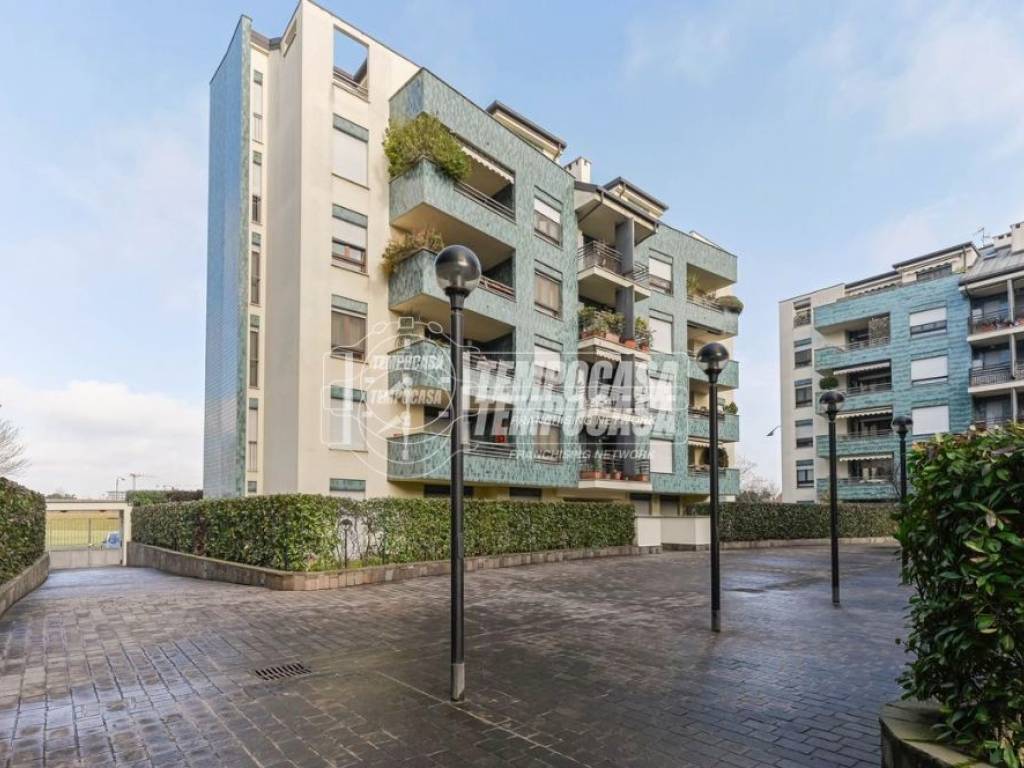 appartamento in vendita a Segrate in zona Redecesio