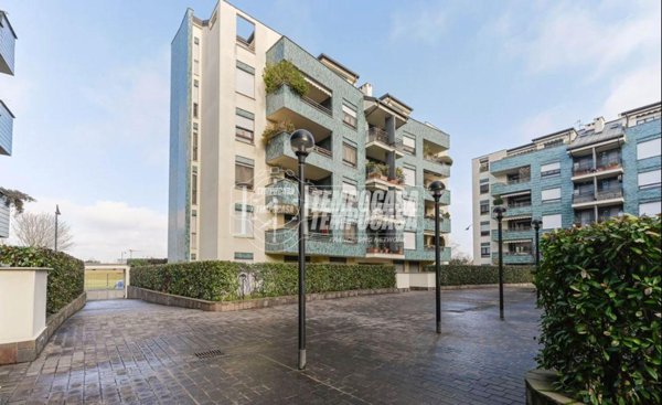 appartamento in vendita a Segrate in zona Redecesio