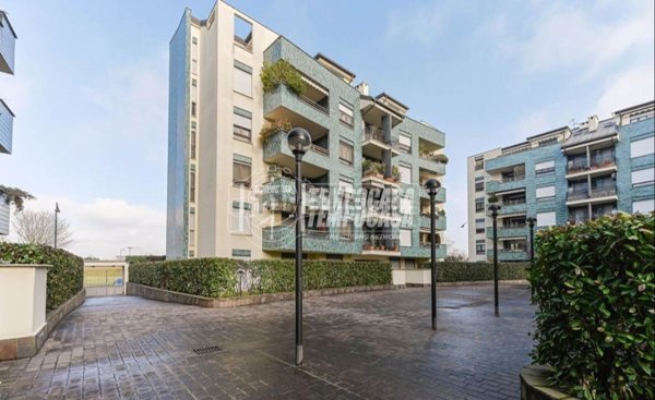 appartamento in vendita a Segrate in zona Redecesio