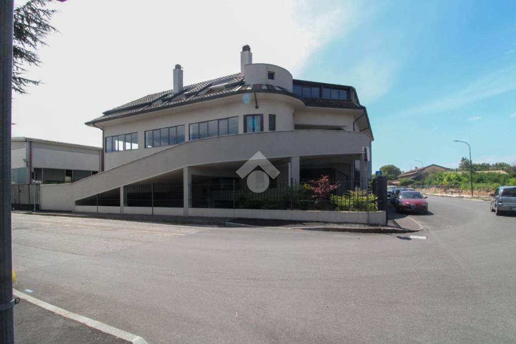 locale commerciale in vendita a Segrate in zona Novegro