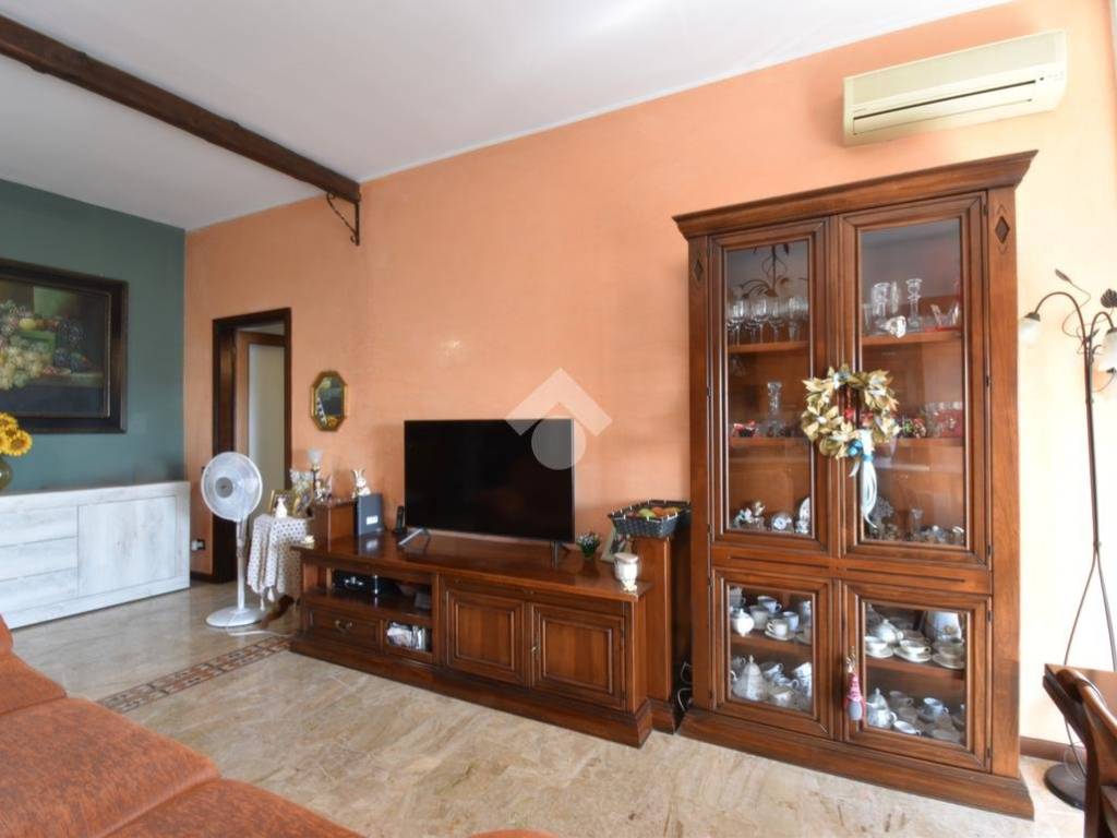 appartamento in vendita a Segrate in zona Redecesio