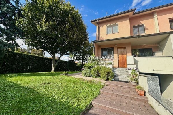 casa indipendente in vendita a Segrate in zona Redecesio