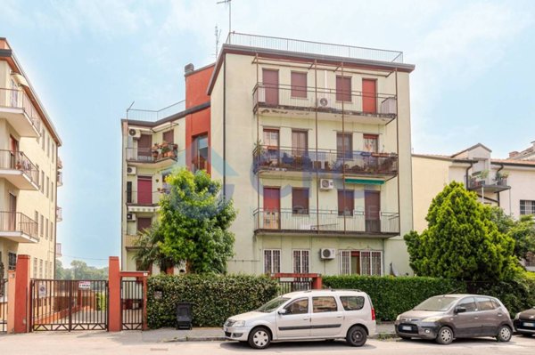 appartamento in vendita a Segrate in zona Redecesio