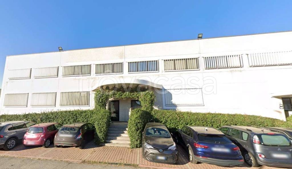 locale commerciale in vendita a Segrate
