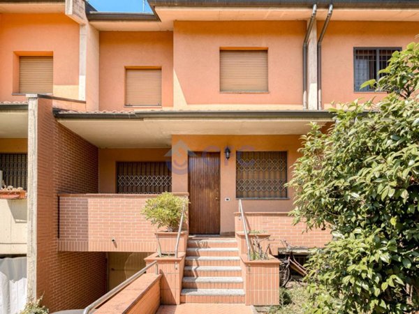 casa indipendente in vendita a Segrate in zona Redecesio