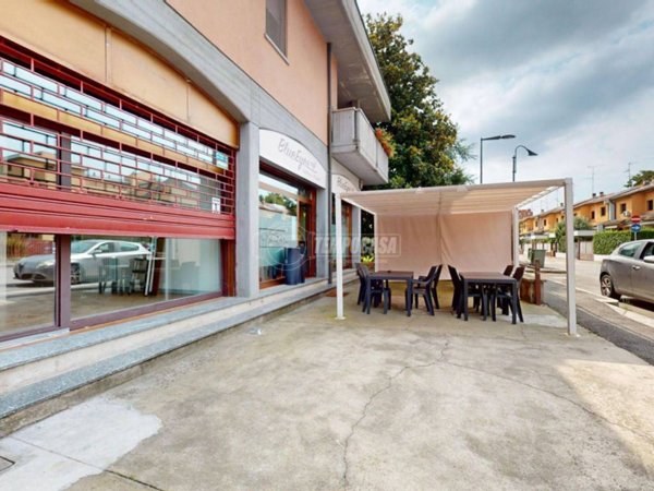negozio in vendita a Segrate in zona Redecesio
