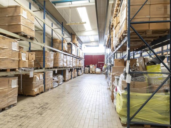locale commerciale in vendita a Segrate