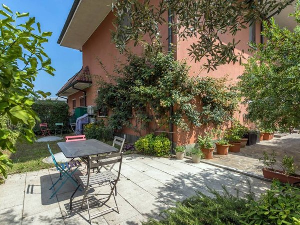 casa indipendente in vendita a Segrate in zona Redecesio
