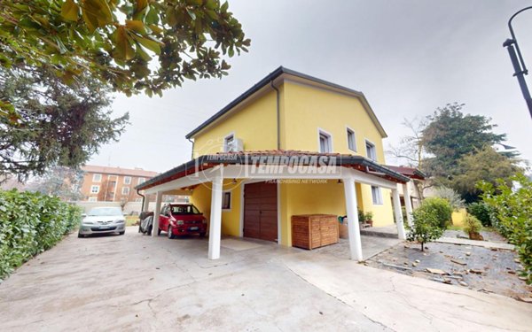 casa indipendente in vendita a Segrate in zona Redecesio