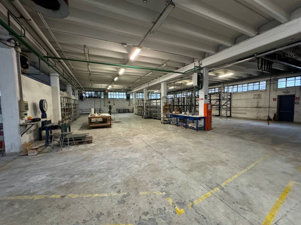 locale commerciale in vendita a Segrate in zona Redecesio