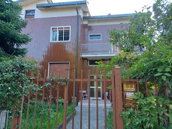 casa indipendente in vendita a Segrate in zona Redecesio