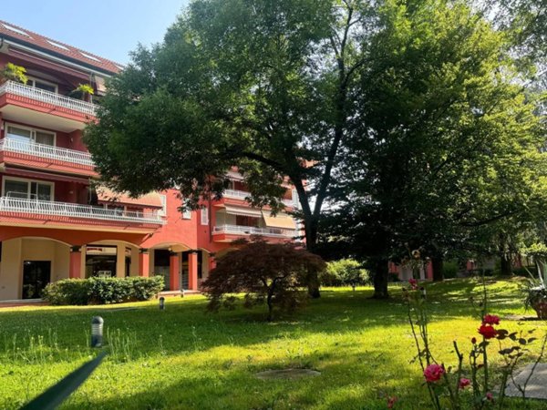 negozio in vendita a Segrate in zona Redecesio