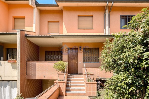 casa indipendente in vendita a Segrate in zona Redecesio