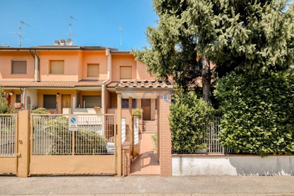 casa indipendente in vendita a Segrate in zona Redecesio
