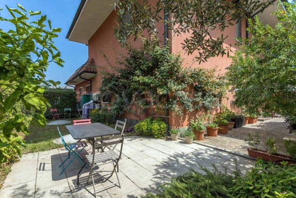 appartamento in vendita a Segrate in zona Redecesio