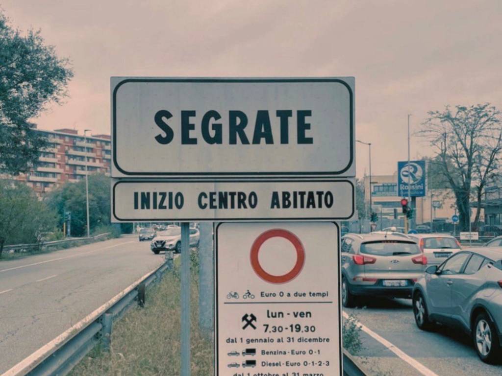 locale commerciale in vendita a Segrate