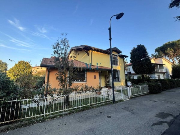 casa indipendente in vendita a Segrate