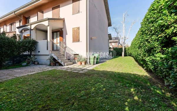 casa indipendente in vendita a Segrate in zona Lavanderie