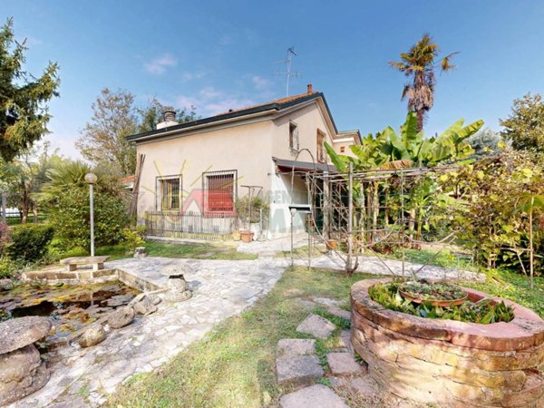 casa indipendente in vendita a Segrate