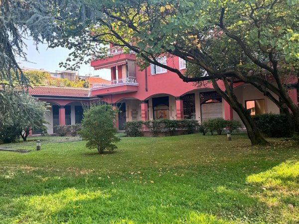 ufficio in vendita a Segrate in zona Redecesio