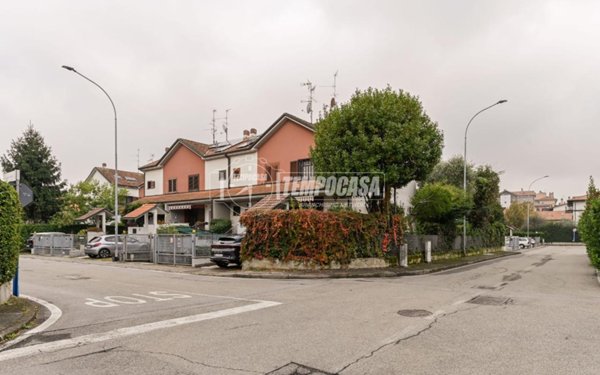 casa indipendente in vendita a Segrate in zona Lavanderie